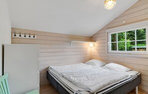 4 bedrooms, travel cot, free WiFi - Lovely home in Rønde with kitchen (Rønde)