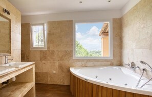 Combined shower/tub - Awesome home in Fayence (Fayence)