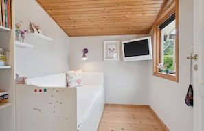 3 bedrooms, iron/ironing board, travel cot, free WiFi
