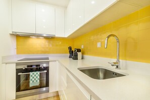 Kühlschrank, Mikrowelle, Ofen, Geschirrspüler