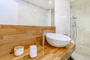 Dusche, Haartrockner, Handtücher, Seife