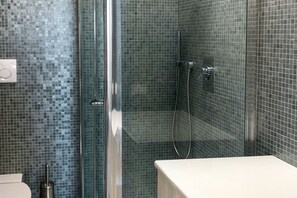 Dusche, Haartrockner, Bidet, Handtücher