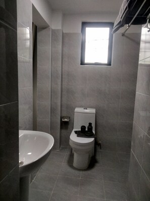 Handtücher, Seife, Shampoo, Toilettenpapier