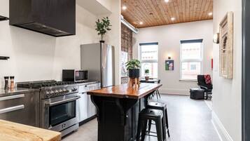 冷蔵庫、電子レンジ、オーブン、コンロ