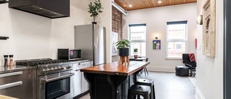 Kylskåp, mikrovågsugn, ugn och spishäll