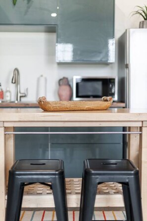 Fridge, microwave, oven, stovetop - Juno Lofts: Memories of Polonnaruwa (Stratford)