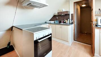 KĂŒhlschrank, Ofen, Herdplatte, Wasserkocher mit Kaffee-/Teezubehör