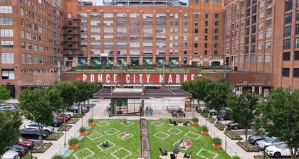 Luxury Living w/ Skyline View+Wine Bar+Huge Master Suite near PCM & Beltline