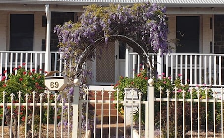 Exterior detail. "Roseneath" Private room with en-suite. Room 1