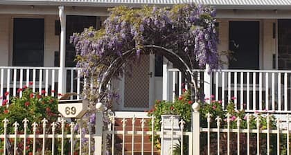 "Roseneath" Private room with en-suite. Room 1