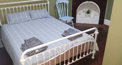 "Roseneath" Private room with en-suite. Room 1