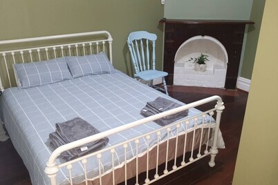 "Roseneath" Private room with en-suite. Room 1