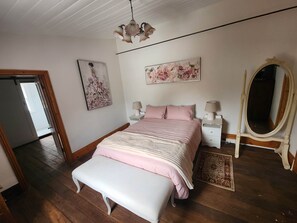 1 bedroom, WiFi, bed sheets - "Vivash" Historic accommodation with Ensuite (Katrine)