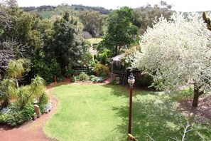 Property grounds - "Vivash" Historic accommodation with Ensuite (Katrine)