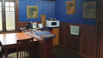 Geladeira, micro-ondas, cafeteira/chaleira, torradeira