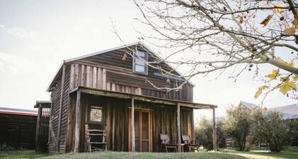 "Dairy" Rustic style accommodation with Mod Cons