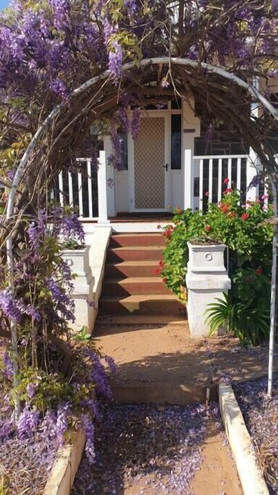 "Roseneath" Private room with en-suite, Rm 3