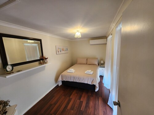 "Roseneath" Private room with en-suite. Room 3