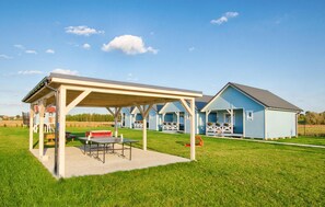 Outdoor dining - Lovely home in Jaroslawiec with WiFi (Jaroslawiec)