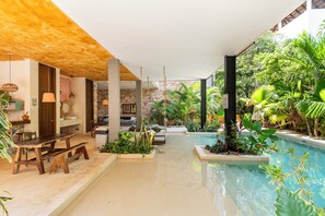 Una piscina al aire libre