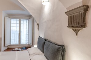 Desk, iron/ironing board, WiFi, bed sheets