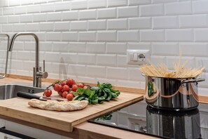 Réfrigérateur, micro-ondes, plaque de cuisson, lave-vaisselle