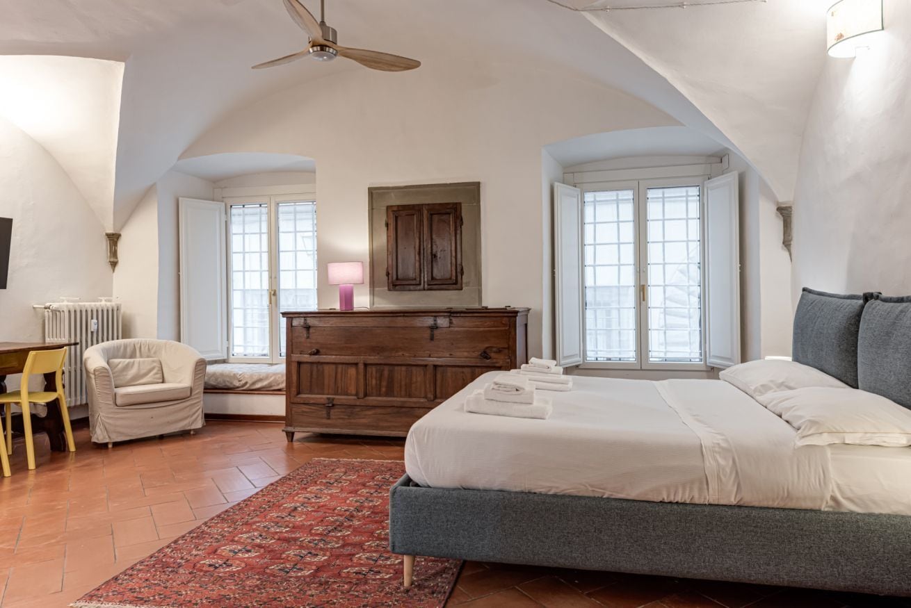 Desk, iron/ironing board, WiFi, bed sheets