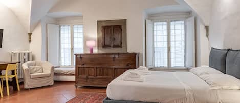 Desk, iron/ironing board, WiFi, bed sheets