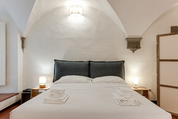 Desk, iron/ironing board, WiFi, bed sheets