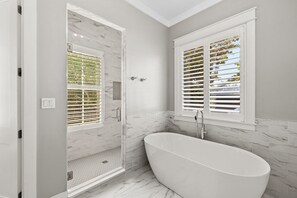 Ensemble douche/baignoire, sèche-cheveux, serviettes fournies