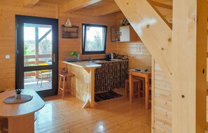 Fridge, oven, stovetop, coffee/tea maker