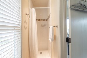 Shower, hair dryer - Snuggle Up - Pacific Grove Studio - Cozy Cottage (Pacific Grove)