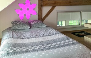 3 bedrooms, travel crib, free WiFi, bed sheets