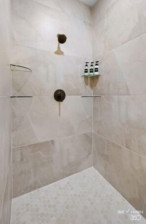 Dusche, Haartrockner, Handtücher, Seife