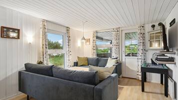 Televisión, chimenea, reproductor de DVD y futbolito