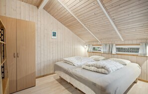 4 bedrooms, travel cot, free WiFi