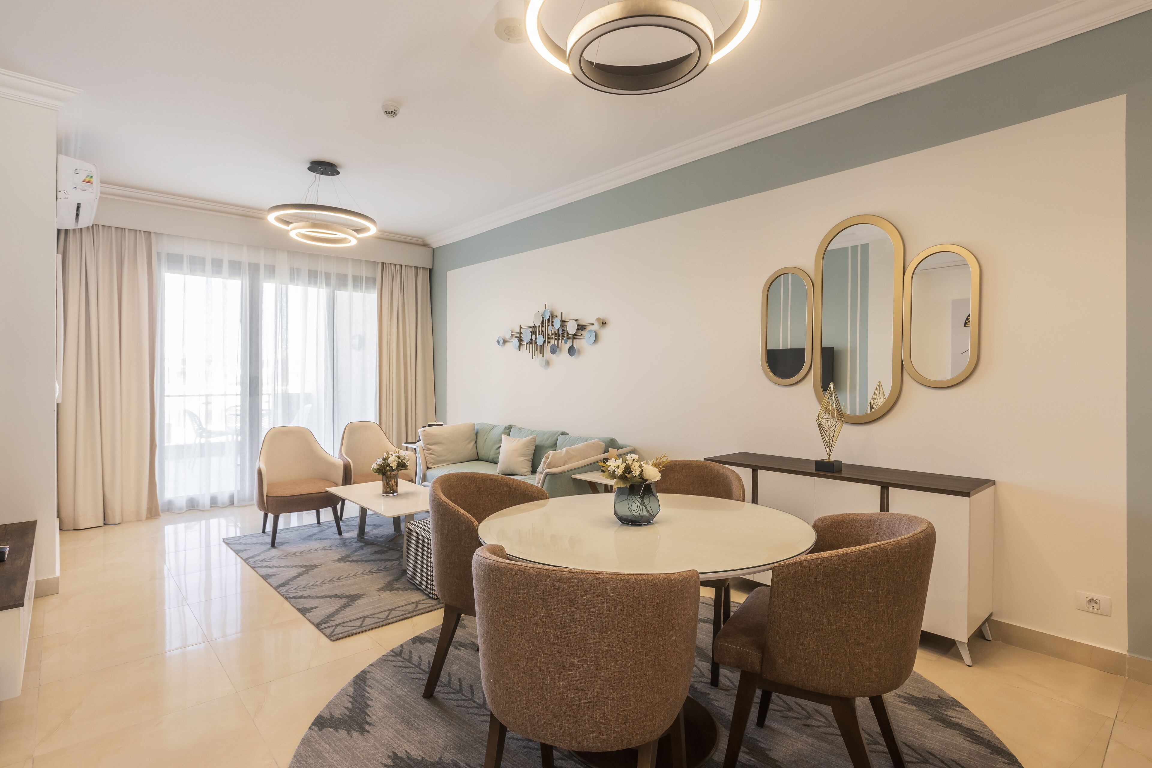 Chalet | 거실 공간 | 위성 채널 시청이 가능한 32인치 LCD TV