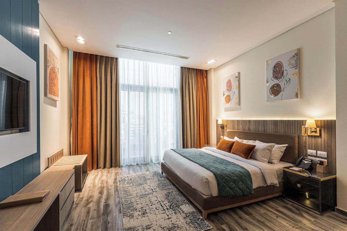 Deluxe suite sea view | Premium bedding, down comforters, minibar, in-room safe
