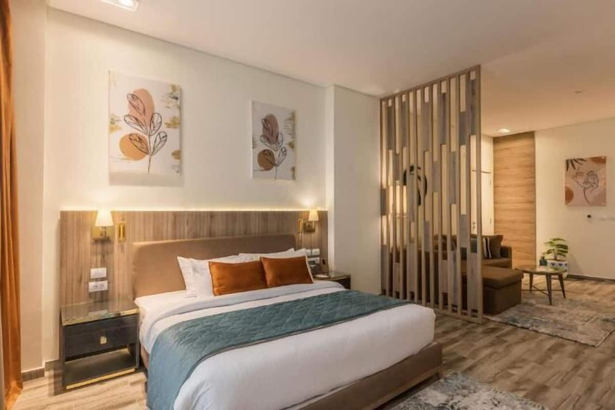 1 habitación, cubrecamas, minibar y caja de seguridad en la habitación