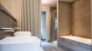 Badewanne, Haartrockner, Handtücher