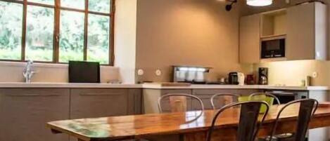 冷蔵庫、電子レンジ、オーブン、食器洗い機