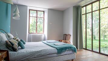 5 quartos, escrivaninha, roupa de cama