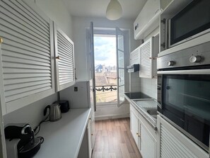 Køleskab, mikrobølgeovn, ovn, kaffe-/temaskine