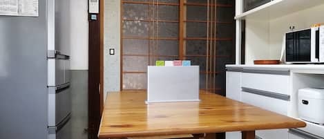 Réfrigérateur, four à micro-ondes, surface de cuisson