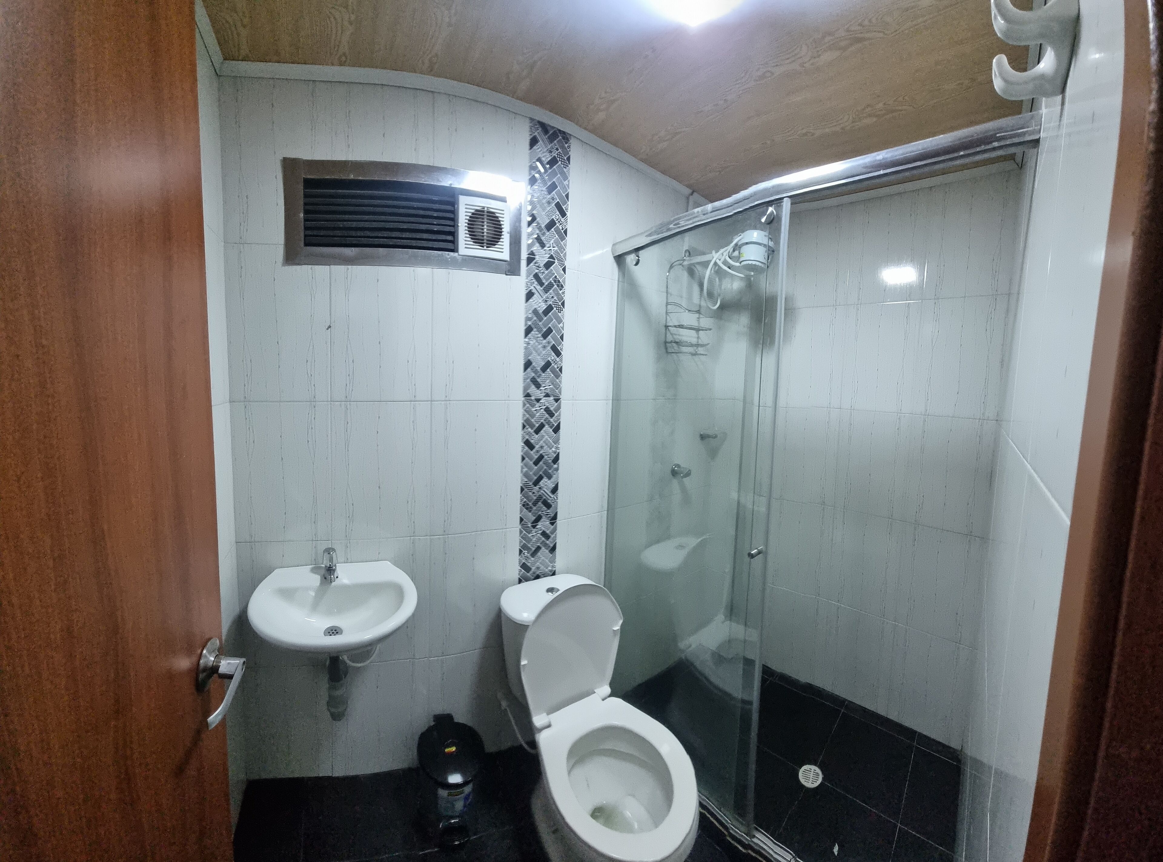 Regadera, toallas, papel de baño 