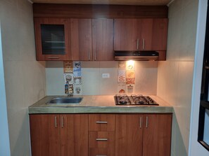 Cafetera o tetera y utensilios de cocina