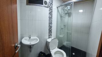 Regadera, toallas, papel de baño