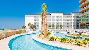 Un hôtel doté d’une grande piscine, de nombreux balcons et offrant une vue dégagée sur l’océan.