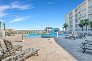 Innendørsbasseng og et oppvarmet basseng