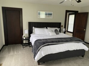 2 bedrooms, iron/ironing board, WiFi, bed sheets - The Seabreeze (Dayton)